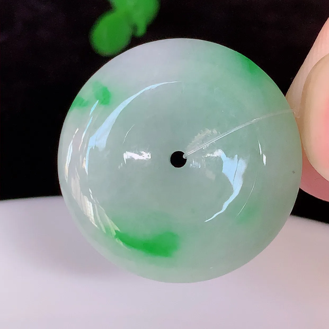 自然光实拍，冰润飘阳绿翡翠平安扣吊坠，种老水足，雕工精湛 ，寓意美好，佩戴时尚出众！#49.2