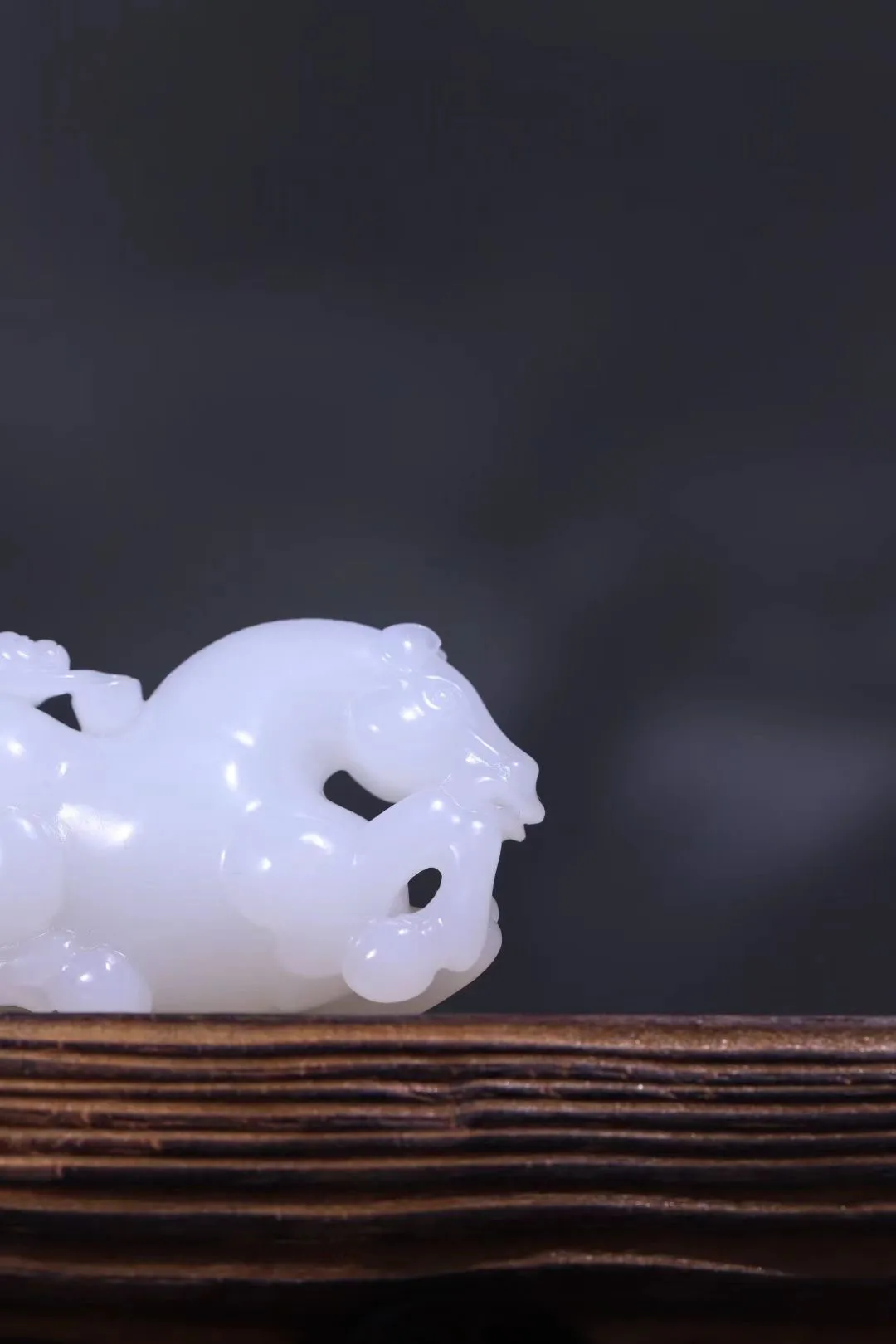 籽料精选
   ——「马到成功」
料性浑厚老熟，丰脂莹雅，抚触精润舒适。玉马鬃毛披散，看似慵懒安