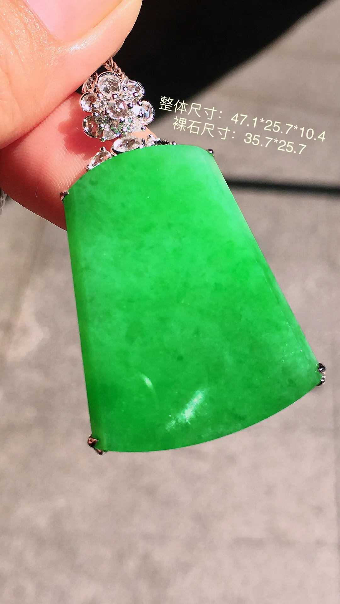 阳绿无事牌吊坠，色泽均匀艳丽，玉质细腻，荧光感超
强，饱满圆润，尽显优雅气质，18k
金豪华镶嵌