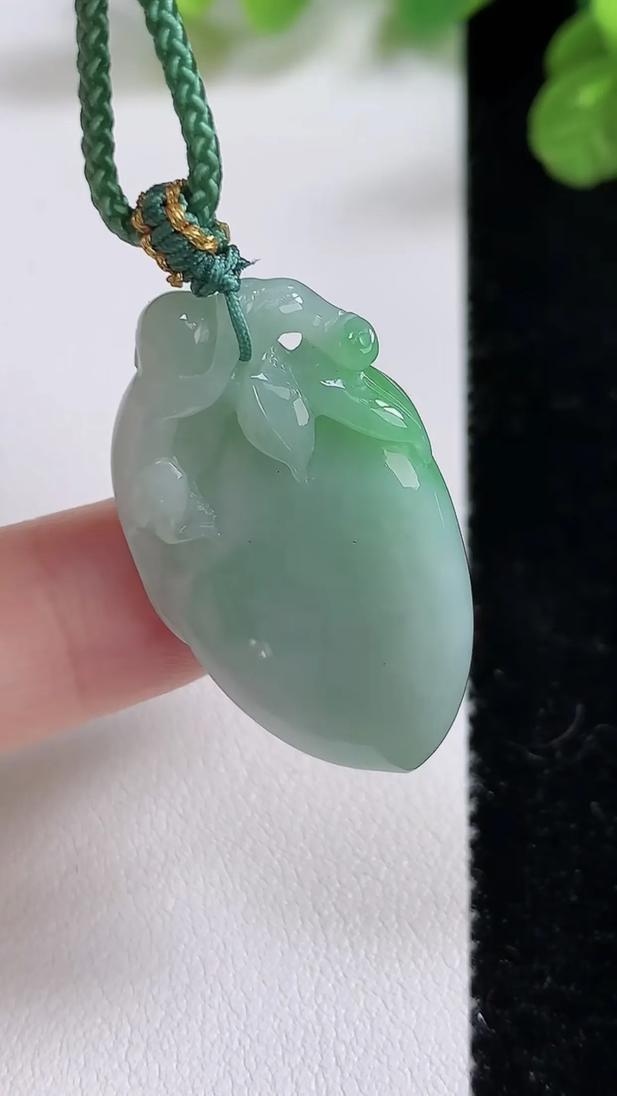 缅甸天然翡翠a货 老坑料起胶冰润 飘绿灵猴献瑞 福瓜吊坠，尺寸33-19-11mm  y 9.92