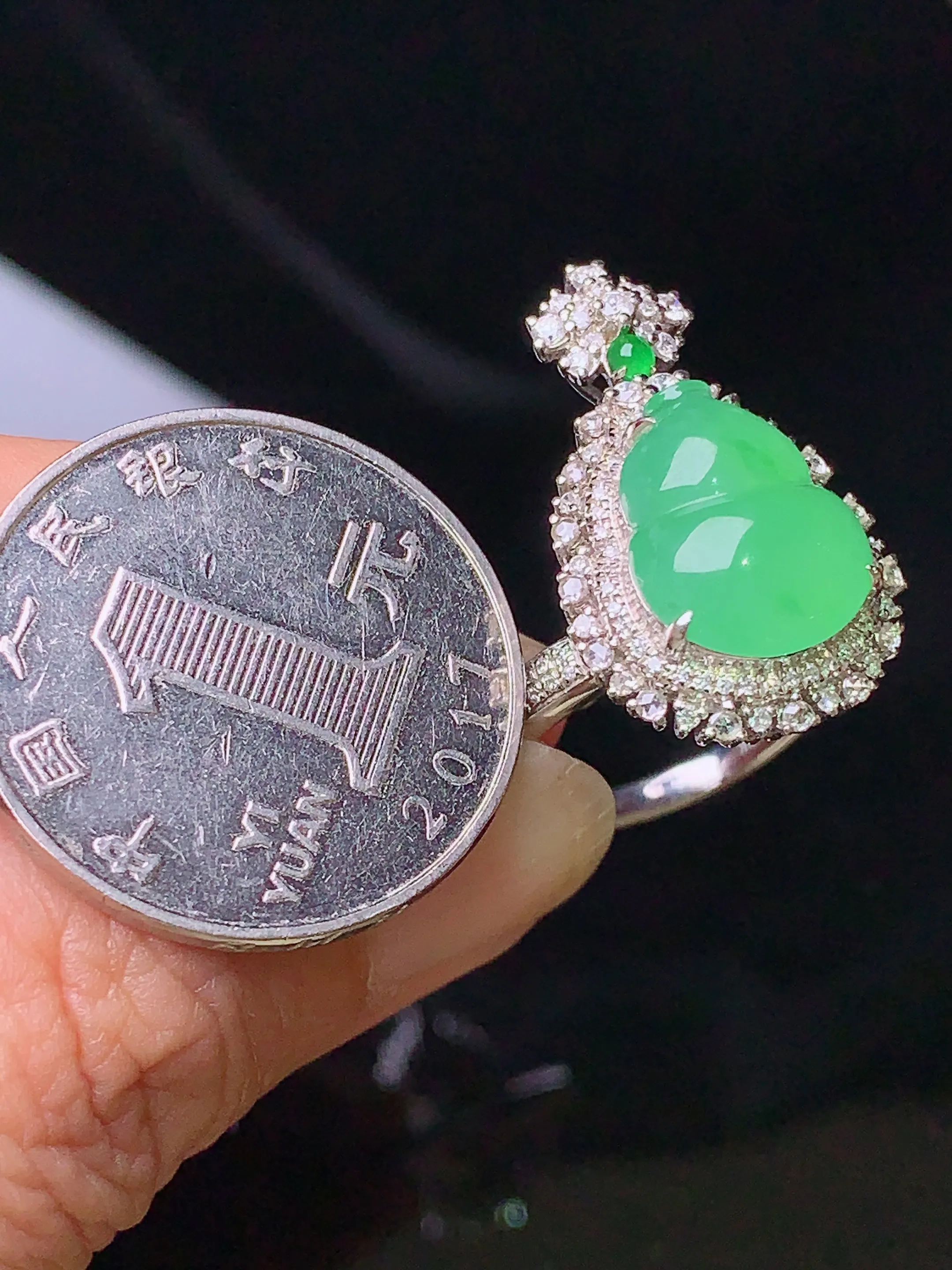 18k金钻镶嵌翠绿葫芦戒指吊坠两用款 玉质细腻 色泽清新艳丽 圈口14.5 整体尺寸25.5*15.3*11.5