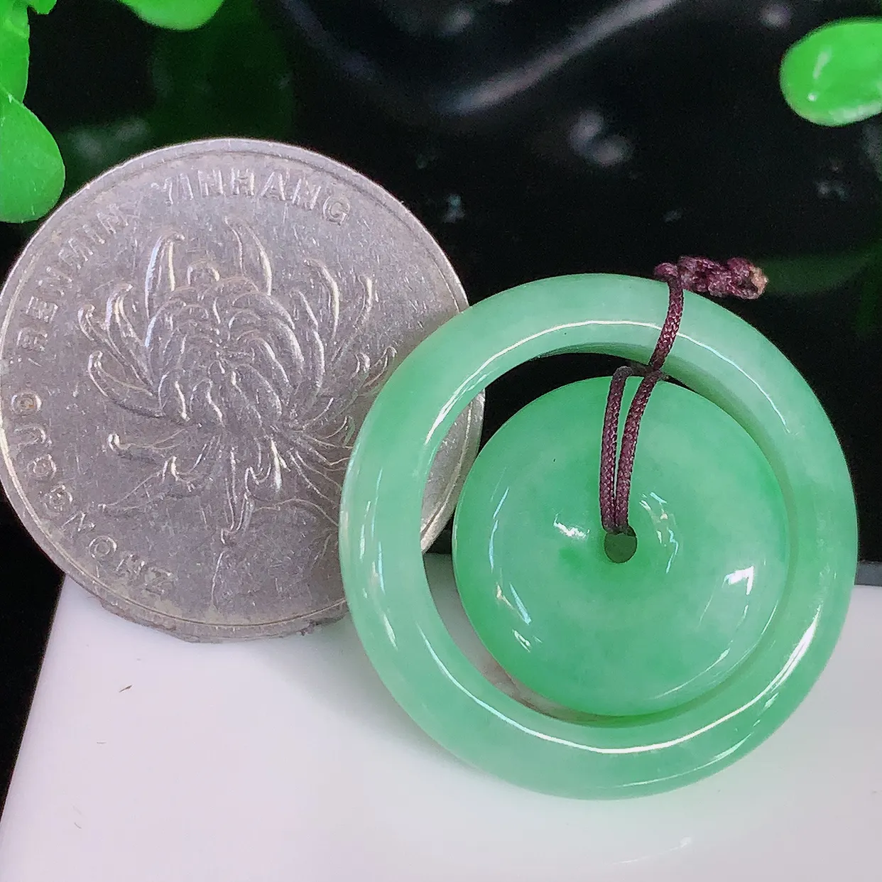 自然光实拍，冰润满绿翡翠平安母子扣吊坠，种老水足，雕工精湛 ，寓意美好，佩戴时尚出众！#57.2