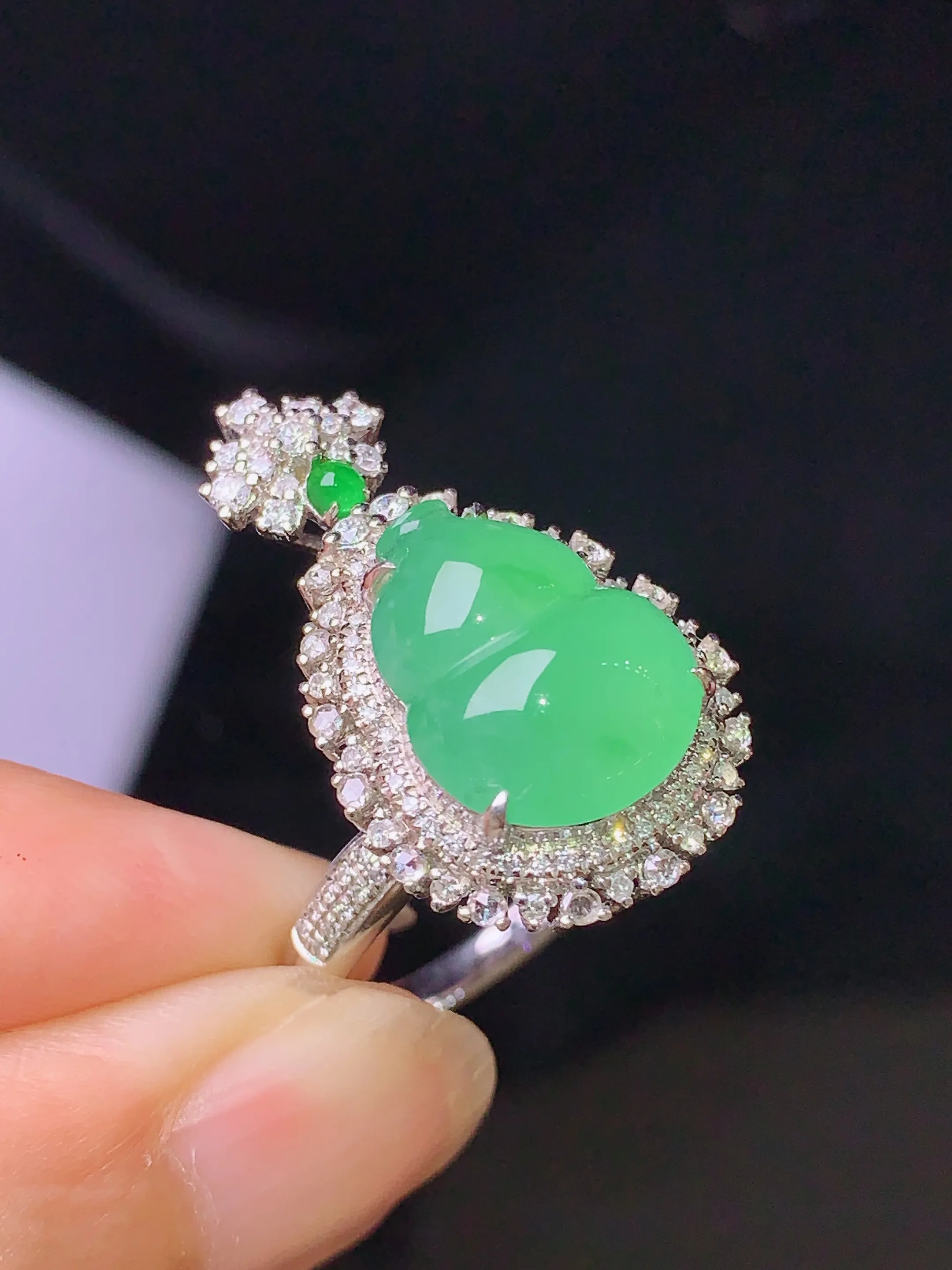 18k金钻镶嵌翠绿葫芦戒指吊坠两用款 玉质细腻 色泽清新艳丽 圈口14.5 整体尺寸25.5*15.