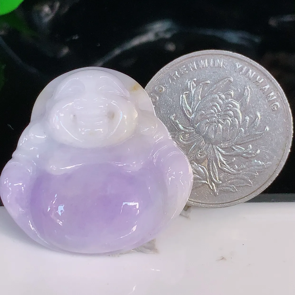 自然光实拍，冰润紫罗兰佛公翡翠吊坠，饱满， 佛公亦保平安，寓意有福（佛公）相伴，品相佳，配戴优雅迷人！#1.2