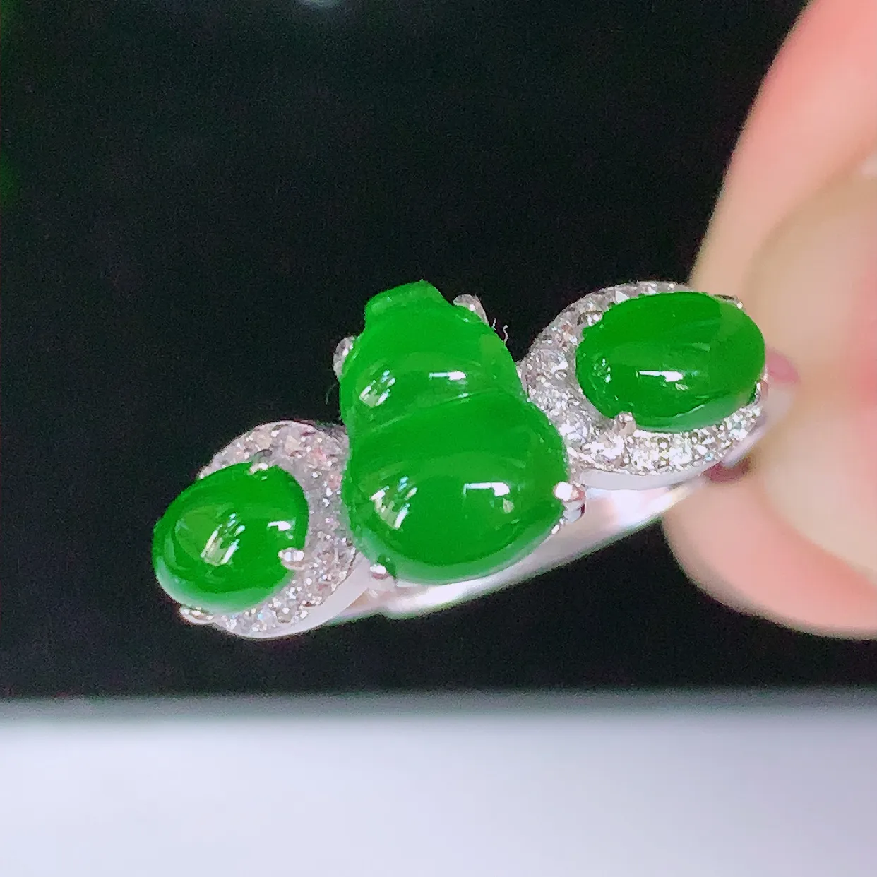 冰透满绿葫芦翡翠925银镶嵌戒指，自然光实拍，翠色灵动，颜色漂亮，种老水足，品相佳，佩戴佳品！#97.2（圈口可调大小）整体24*17.5*5.2裸石8.5*6