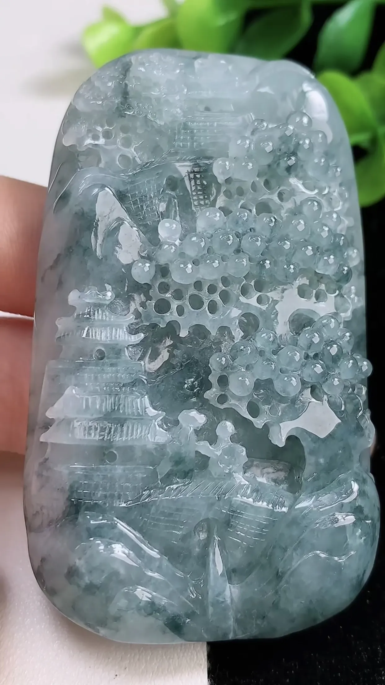 缅甸天然翡翠a货 老坑料起胶冰润 飘花意境山水牌吊坠，尺寸72-42-12.7mm  y 82.56