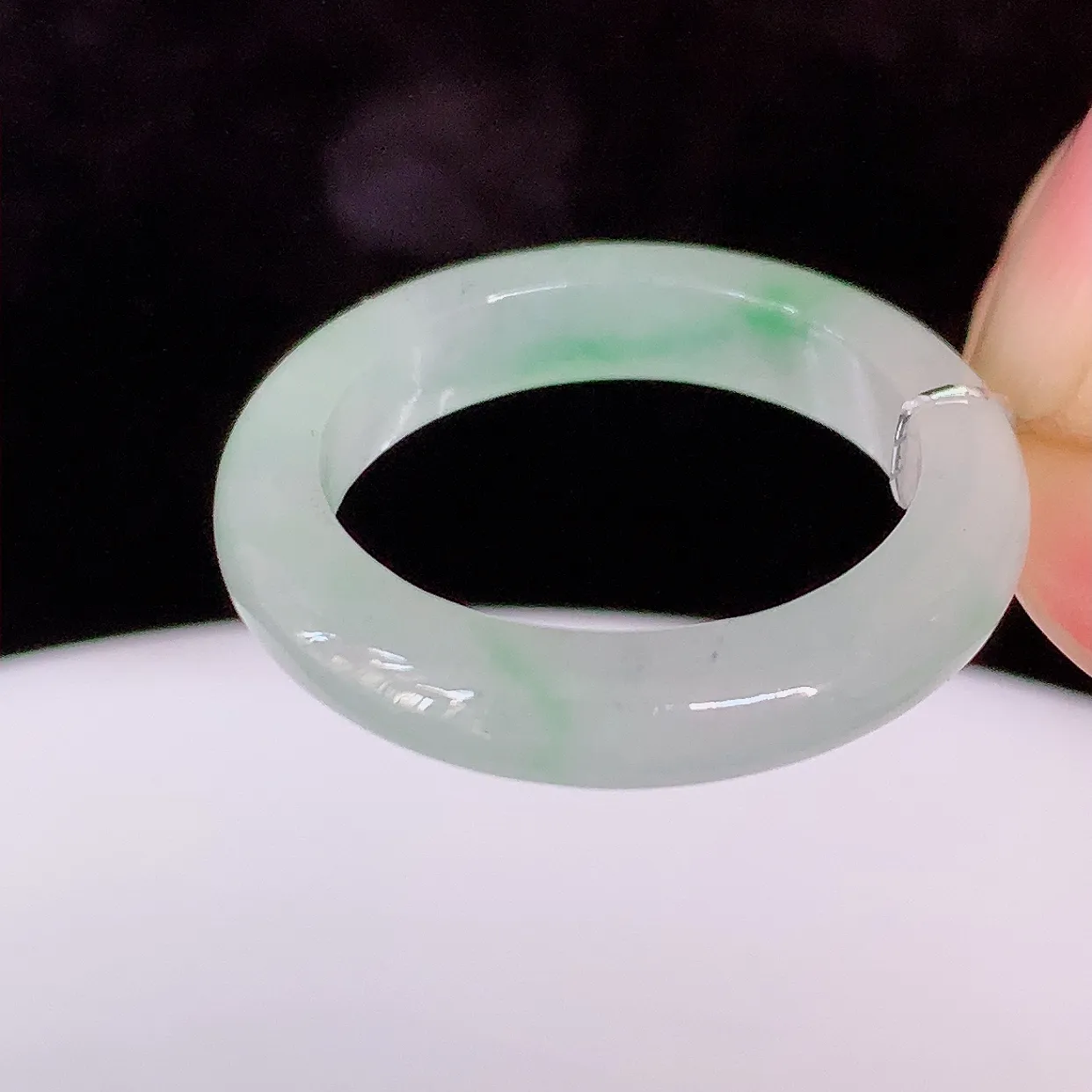 自然光实拍，18.8mm内径冰飘绿翡翠指环，玉戒指，玉质莹润，好精美好冰润的指环，19圈口，上手纤巧！#38.2尺寸18.8-4.3-3.3