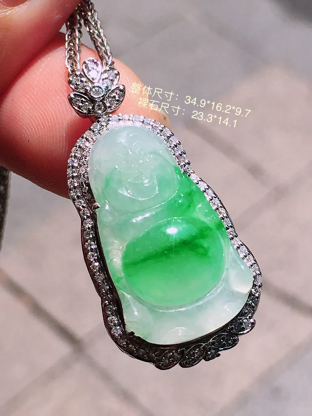 飘绿站佛吊坠，色泽艳丽，玉质细腻，荧光感超
强，饱满圆润，尽显优雅气质，18k
金豪华镶嵌