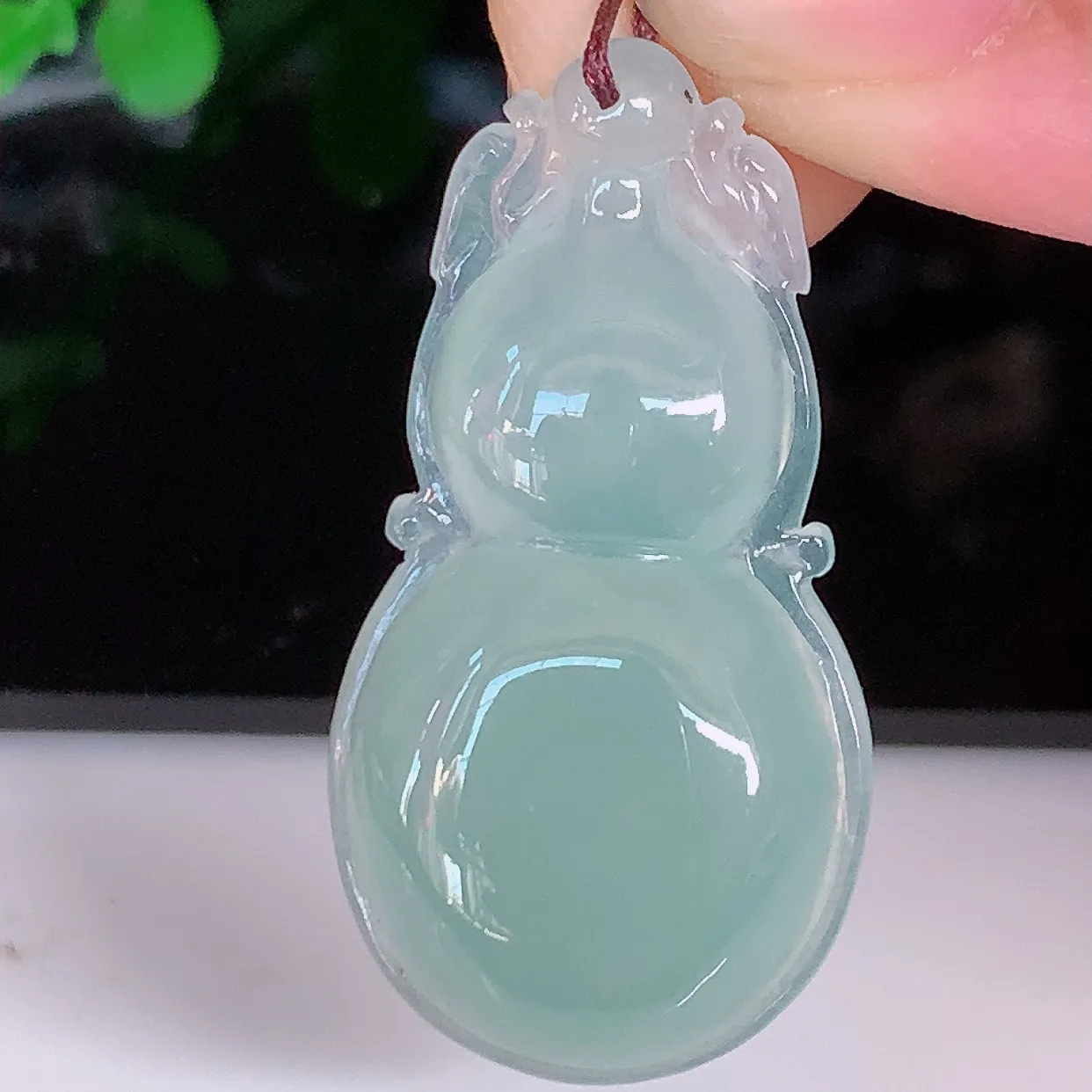 自然光实拍，冰种翡翠葫芦吊坠，葫芦寓意福禄双全，财源滚滚，饱满，清新脱俗，佩戴效果优雅迷人！#57.