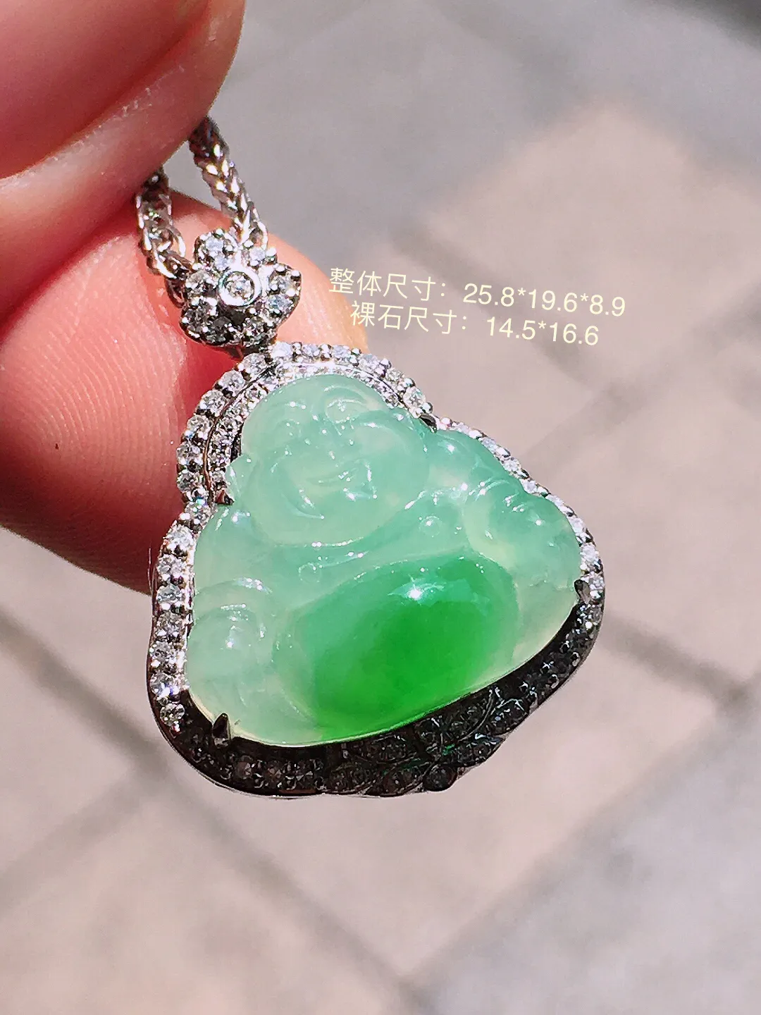 飘绿佛公吊坠，色泽艳丽，玉质细腻，荧光感超
强，饱满圆润，尽显优雅气质，18k
金豪华镶嵌