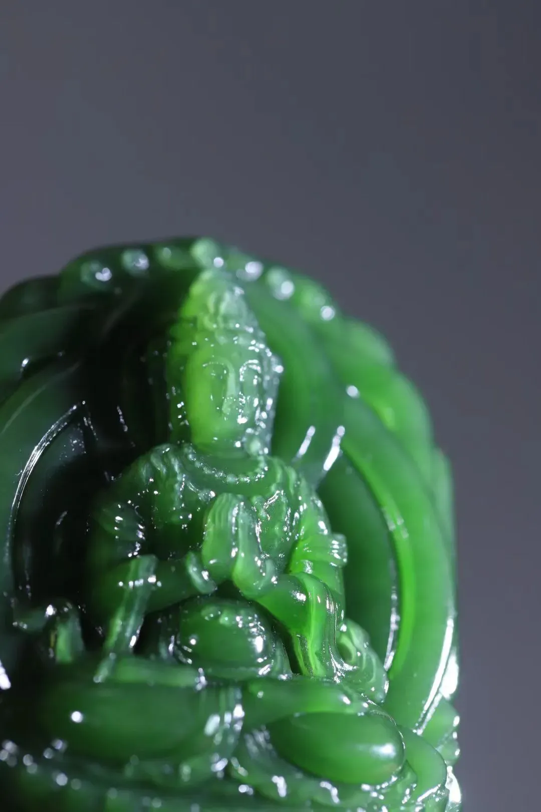 「硬核收藏」方正的碧玉料子堪称一绝
是那种深邃而迷人的菠菜绿，绿得沉稳、绿得高贵；
细腻得仿佛在抚摸光滑的绸缎；料子内部结构紧密，纯净度极高；

在市场上，如此优质的碧玉料子本就稀缺，而能被打造成观音牌这般精妙造型的更是难得。
53-39-18mm，74g
