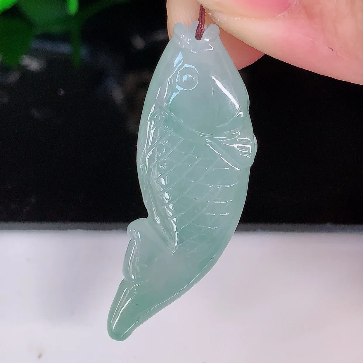 自然光实拍，冰胶翡翠年年有余，自由自在玉吊坠，寓意财源广进，雕工婉约，栩栩如生，佩戴优雅迷人！#05.21