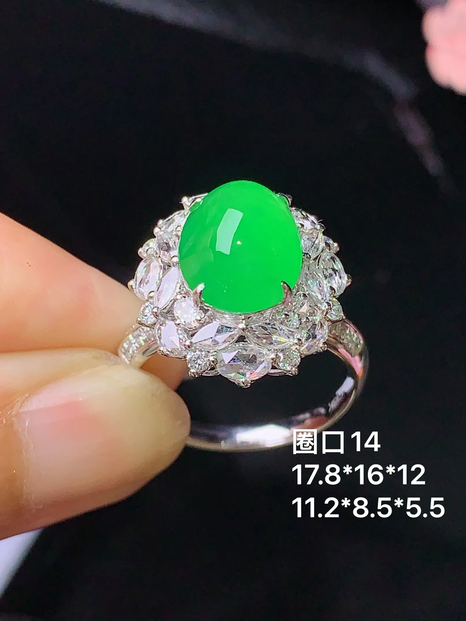 18k金钻镶嵌满绿蛋面戒指 玉质细腻 色泽清新艳丽 圈口14 整体尺寸17.8*16*12