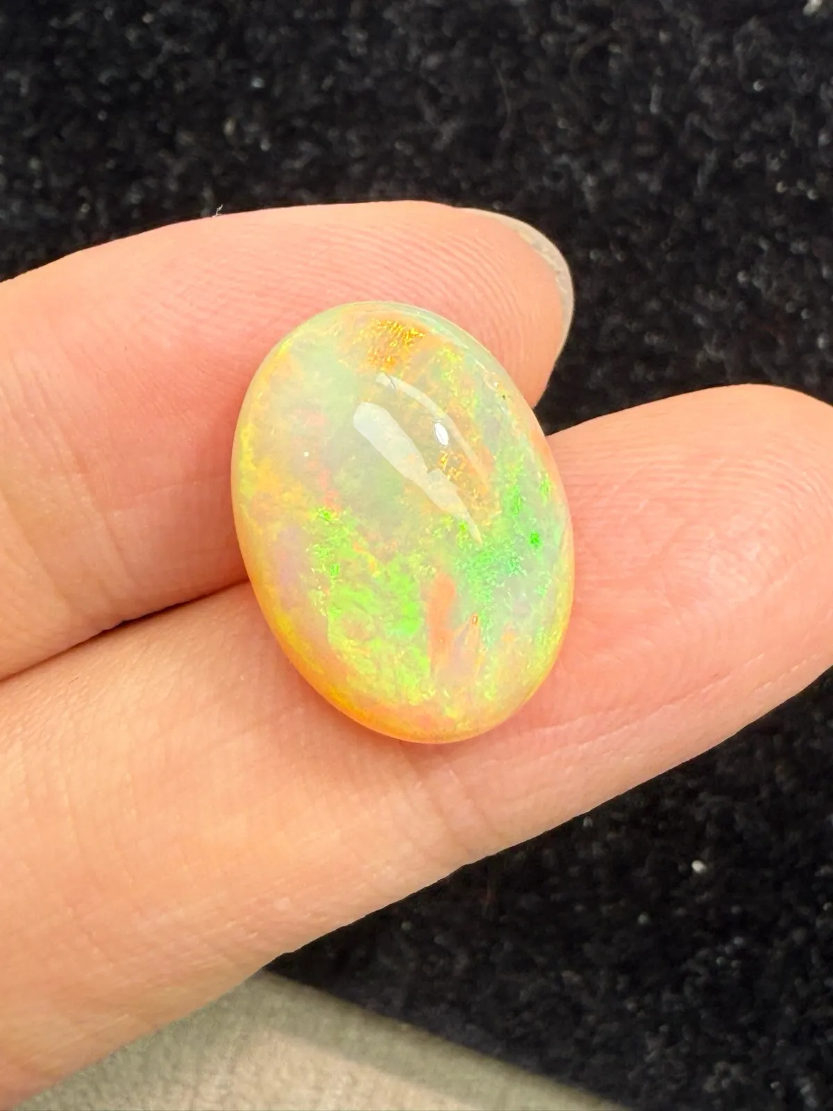 9.285ct天然彩欧泊裸石，尺寸17.8*12.9*8.1mm，颜色美艳，油画般色彩，火彩足。