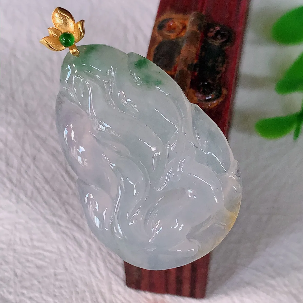18k金镶嵌冰种黄加绿翡翠狐狸吊坠，沁人心脾，精致典雅的设计，为佩戴者，增添色彩，送礼自留都是佳品选择！#1.2