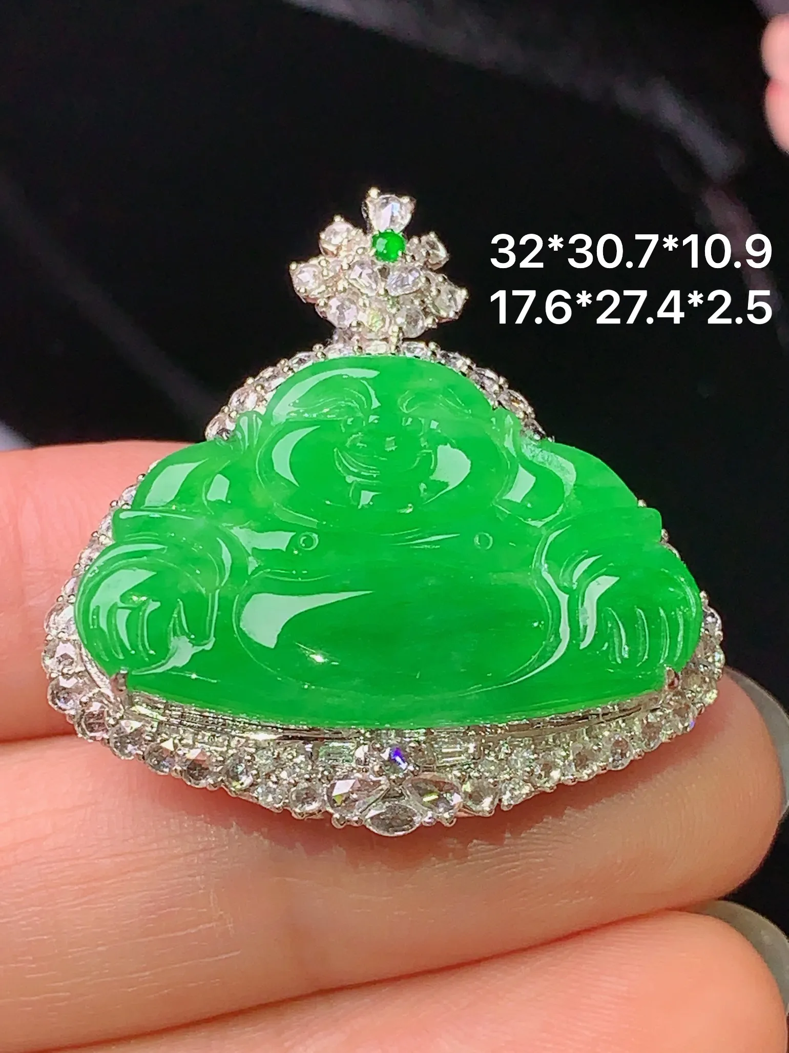 18k金钻镶嵌满绿佛公吊坠 玉质细腻 色泽清新艳丽 整体尺寸32*30.7*10.9