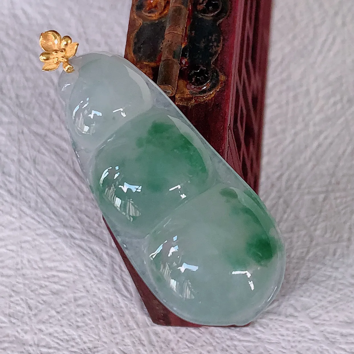 自然光实拍，18K金镶嵌冰种飘花翡翠四季豆吊坠，平安豆福豆玉坠，冰润通透，豆粒饱满，寓意：豆蔻年华！#38.2整体41.5裸石36.5*15.8*5.6