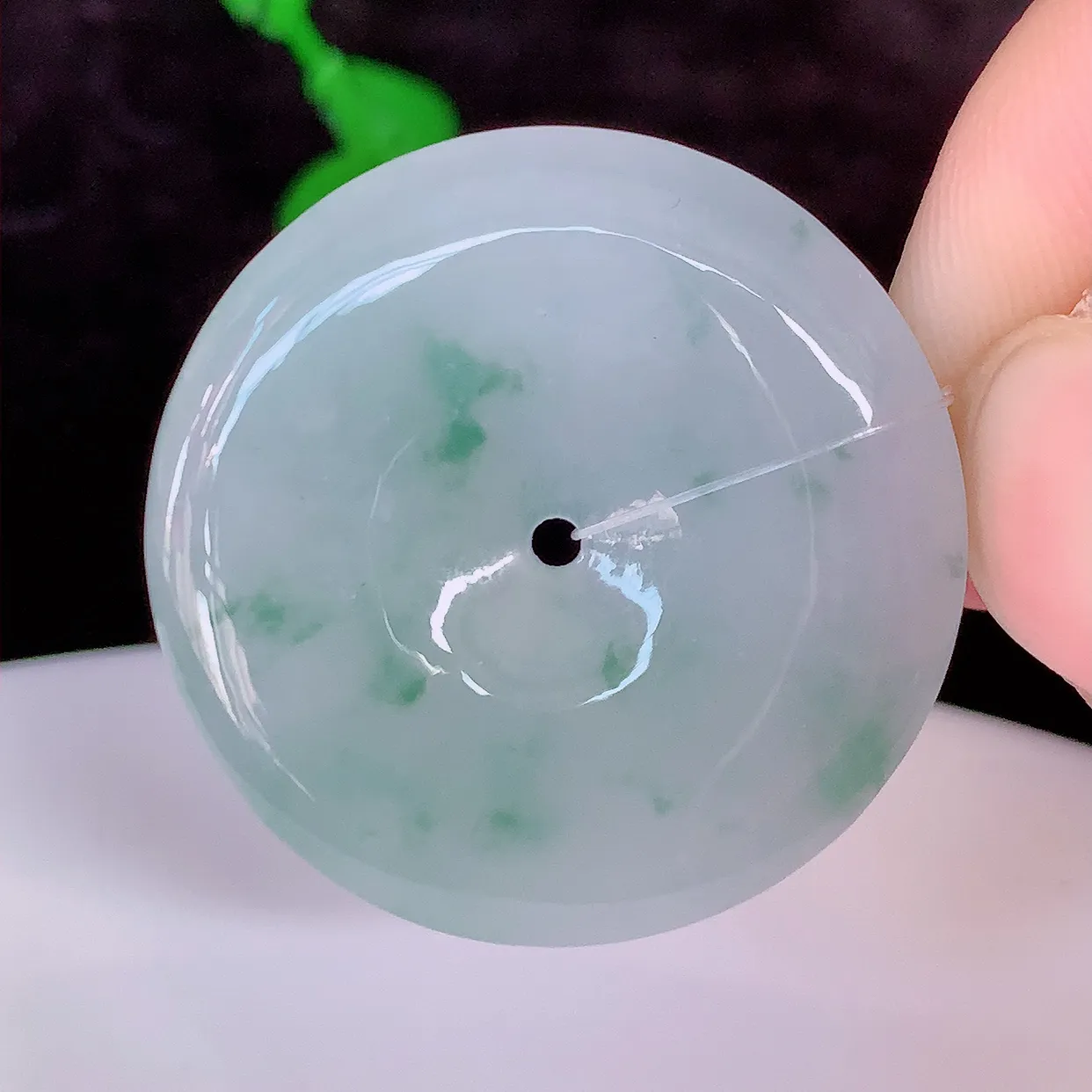 自然光实拍，冰润飘花翡翠平安扣吊坠，种老水足，雕工精湛 ，寓意美好，佩戴时尚出众！#49.2