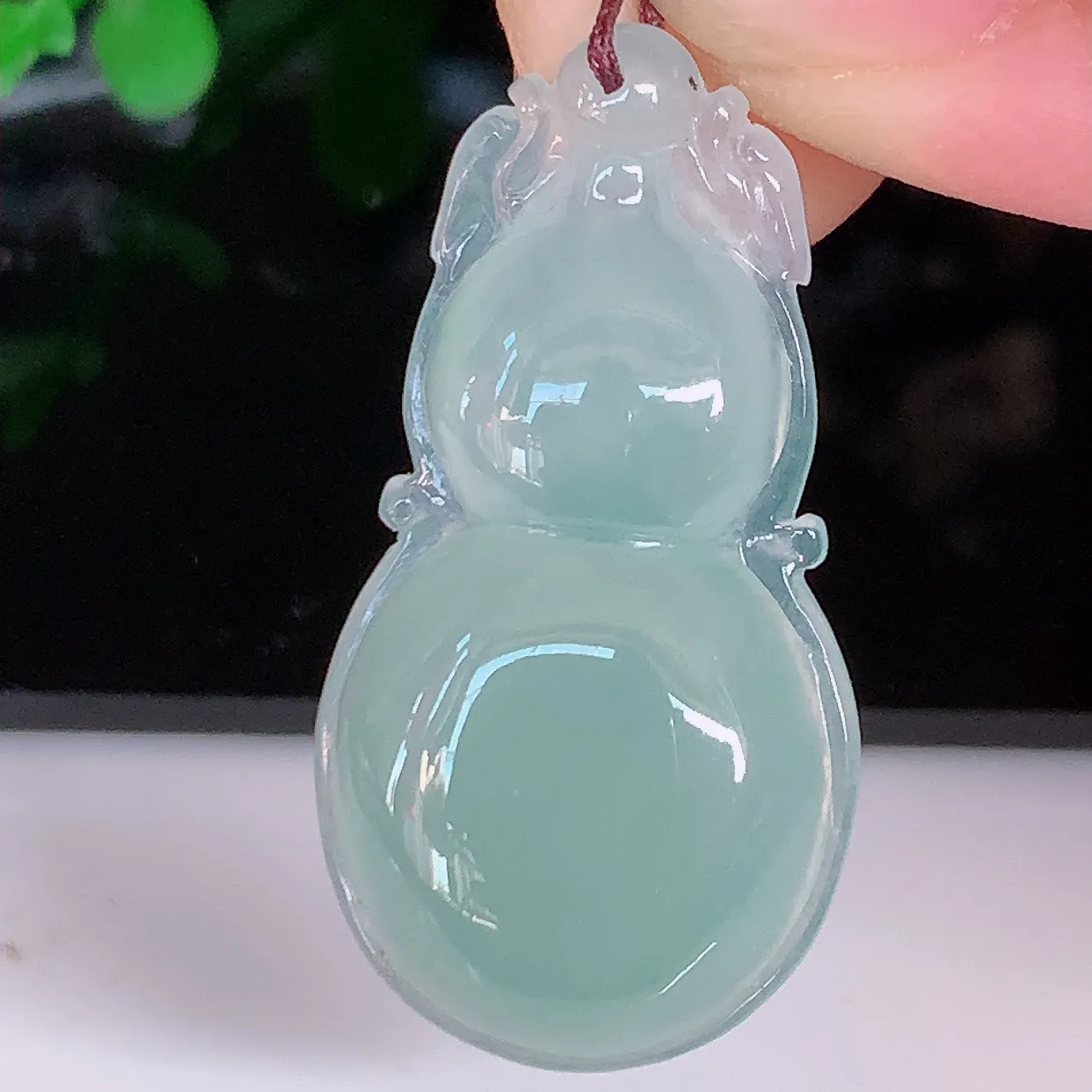 自然光实拍，冰种翡翠葫芦吊坠，葫芦寓意福禄双全，财源滚滚，饱满，清新脱俗，佩戴效果优雅迷人！#57.2