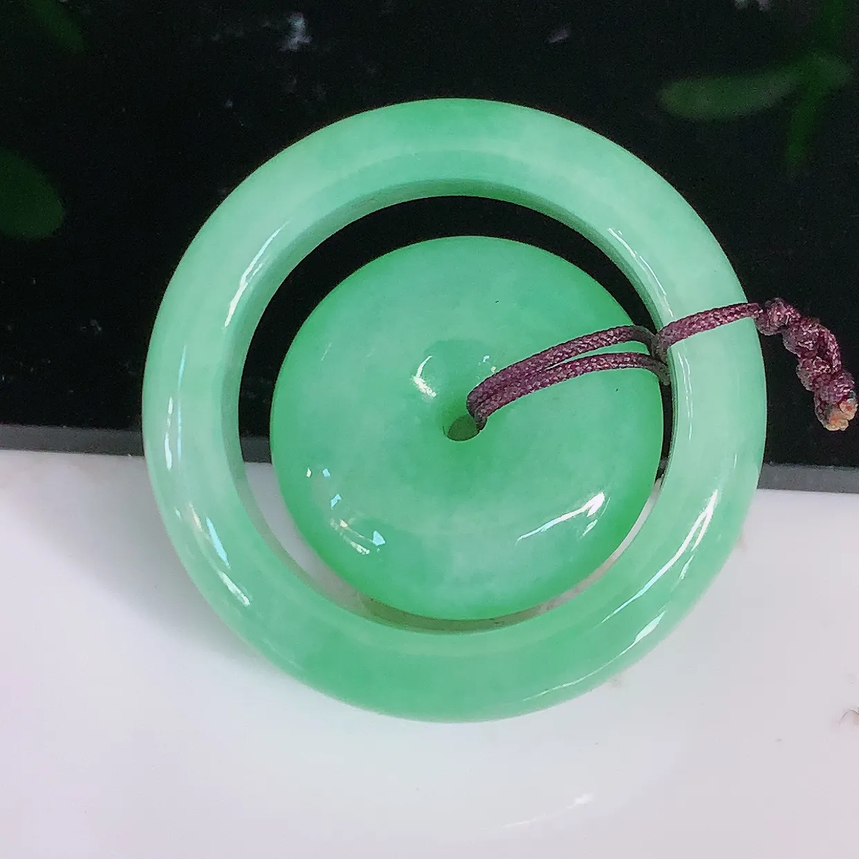 自然光实拍，冰润满绿翡翠平安母子扣吊坠，种老水足，雕工精湛 ，寓意美好，佩戴时尚出众！#57.2