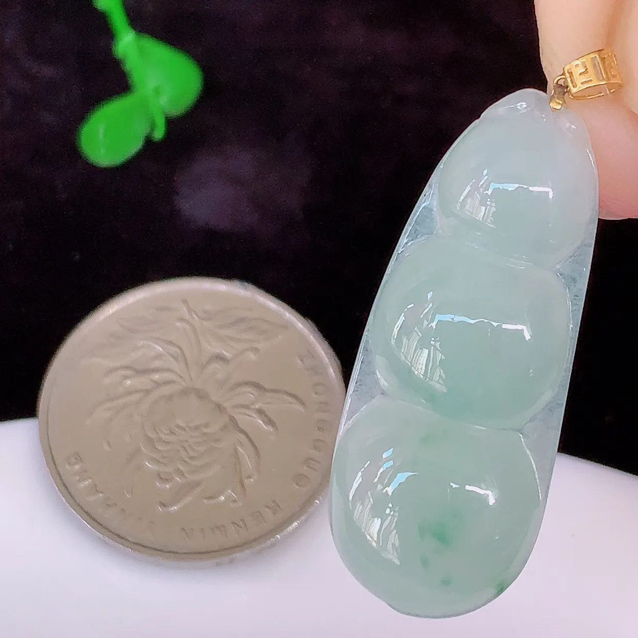 18K金镶嵌冰润飘花翡翠四季豆吊坠，平安豆福豆玉坠，冰润通透，豆粒饱满，寓意：豆蔻年华！#49.2