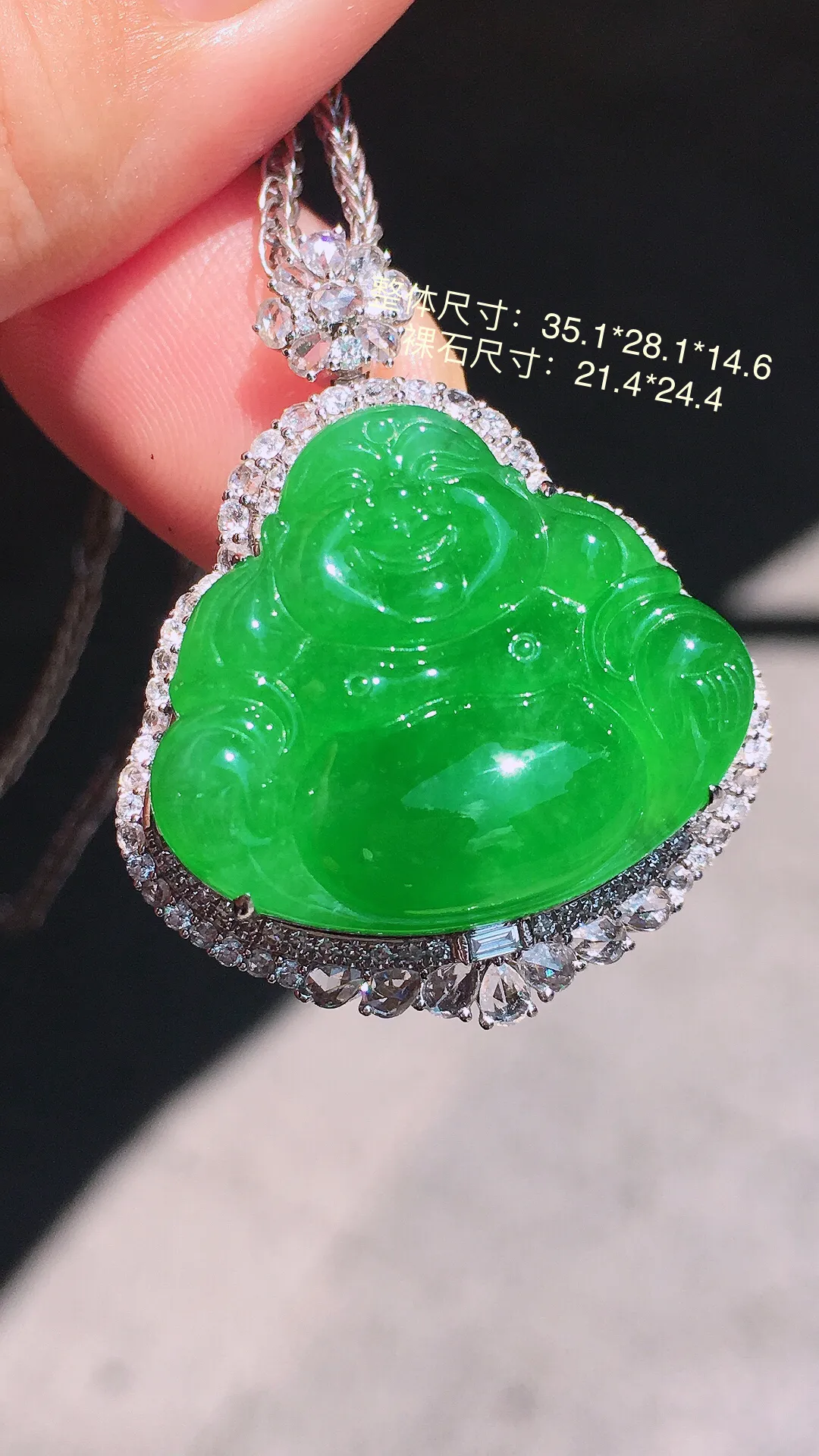 阳绿佛公吊坠，色泽均匀艳丽，玉质细腻，荧光感超
强，饱满圆润，尽显优雅气质，18k
金豪华镶嵌