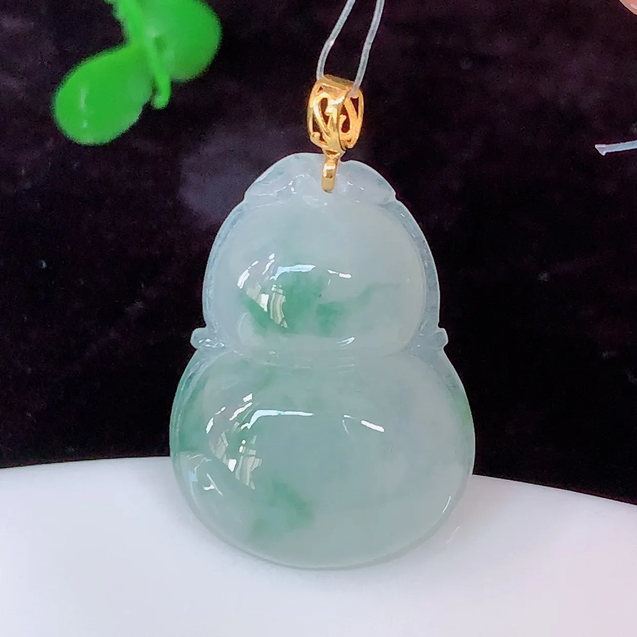 18K金镶嵌冰种飘花翡翠葫芦吊坠，葫芦寓意福禄双全，财源滚滚，佩戴效果优雅迷人！#49.2