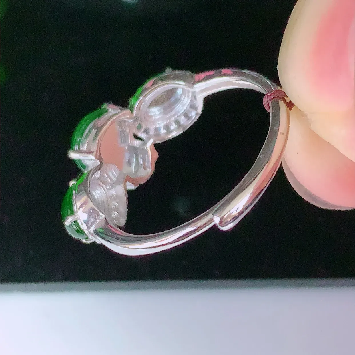 冰透满绿葫芦翡翠925银镶嵌戒指，自然光实拍，翠色灵动，颜色漂亮，种老水足，品相佳，佩戴佳品！#97.2（圈口可调大小）整体24*17.5*5.2裸石8.5*6