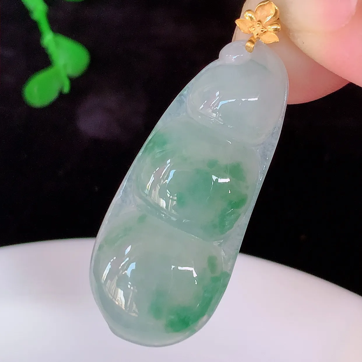 自然光实拍，18K金镶嵌冰种飘花翡翠福豆吊坠，平安豆福豆玉坠，冰润通透，豆粒饱满，寓意：豆蔻年华！#38.2整体41.5裸石36.5*15.8*5.6