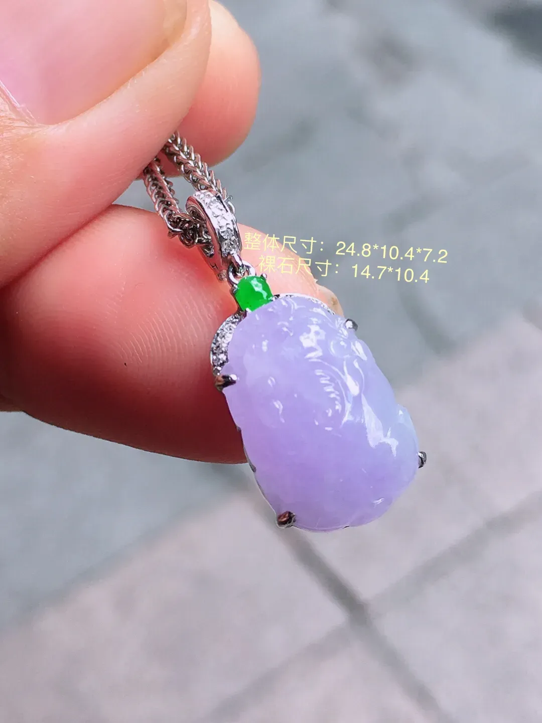 紫罗兰貔貅吊坠，色泽均匀艳丽，玉质细腻，荧光感超
强，饱满圆润，尽显优雅气质，18k
金豪华镶嵌