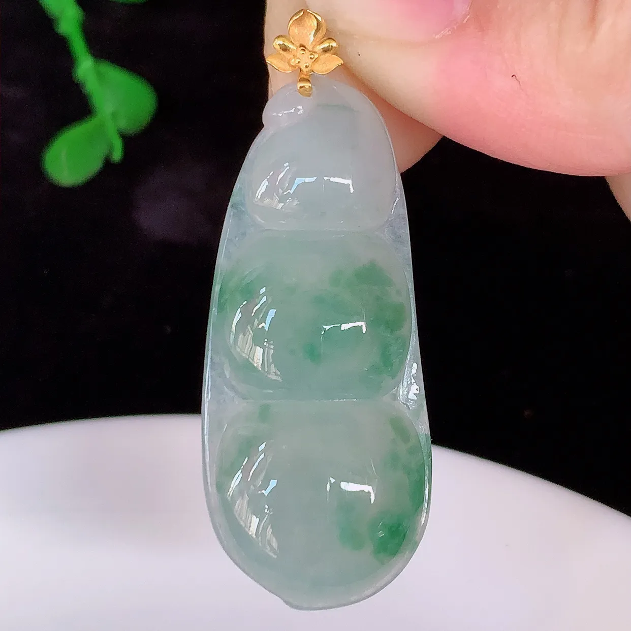 自然光实拍，18K金镶嵌冰种飘花翡翠福豆吊坠，平安豆福豆玉坠，冰润通透，豆粒饱满，寓意：豆蔻年华！#38.2整体41.5裸石36.5*15.8*5.6