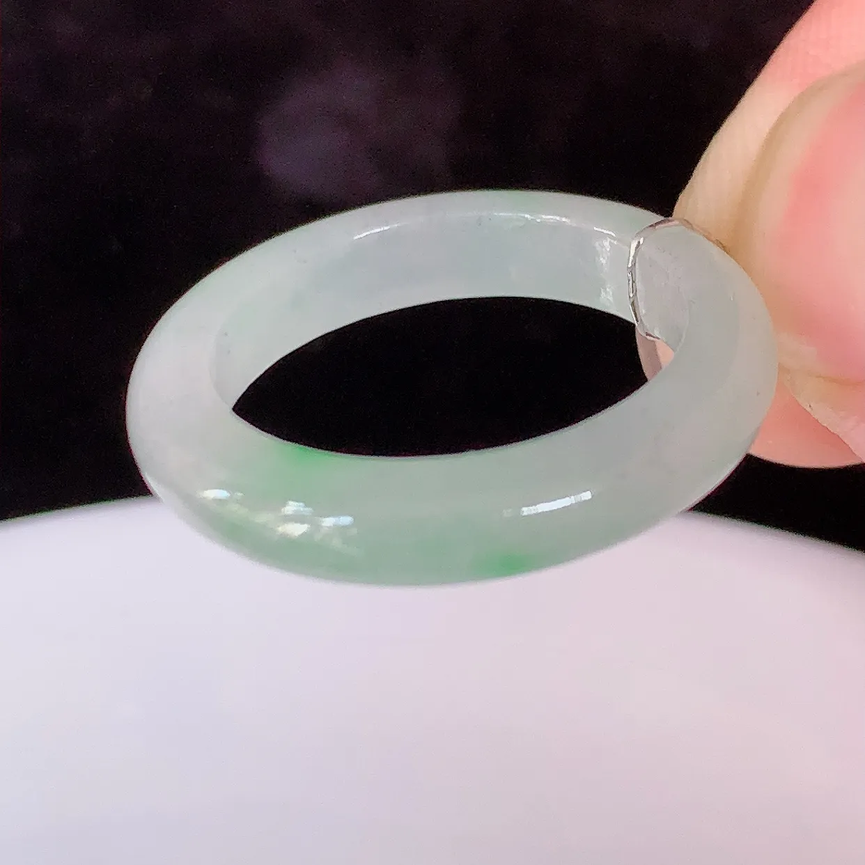 自然光实拍，18.8mm内径冰飘绿翡翠指环，玉戒指，玉质莹润，好精美好冰润的指环，19圈口，上手纤巧！#38.2尺寸18.8-4.3-3.3