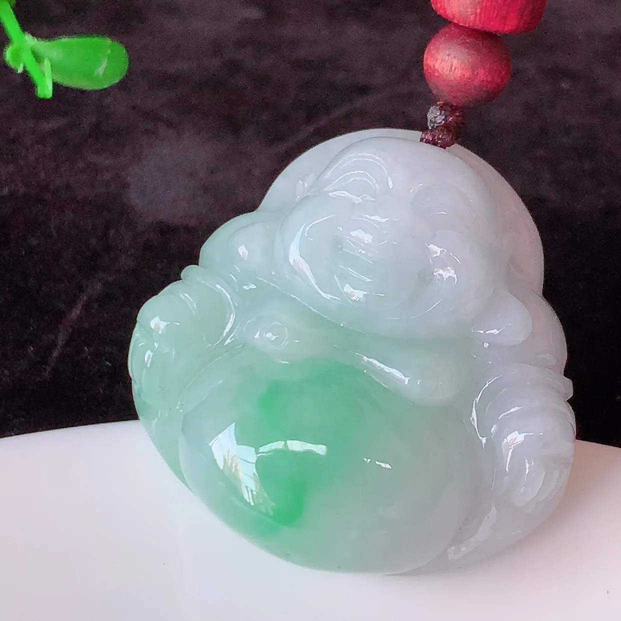 自然光实拍，冰润飘绿佛公吊坠，翡翠开心笑佛，种老水足，颜色漂亮，立体饱满圆润，佩戴效果赞#46.4