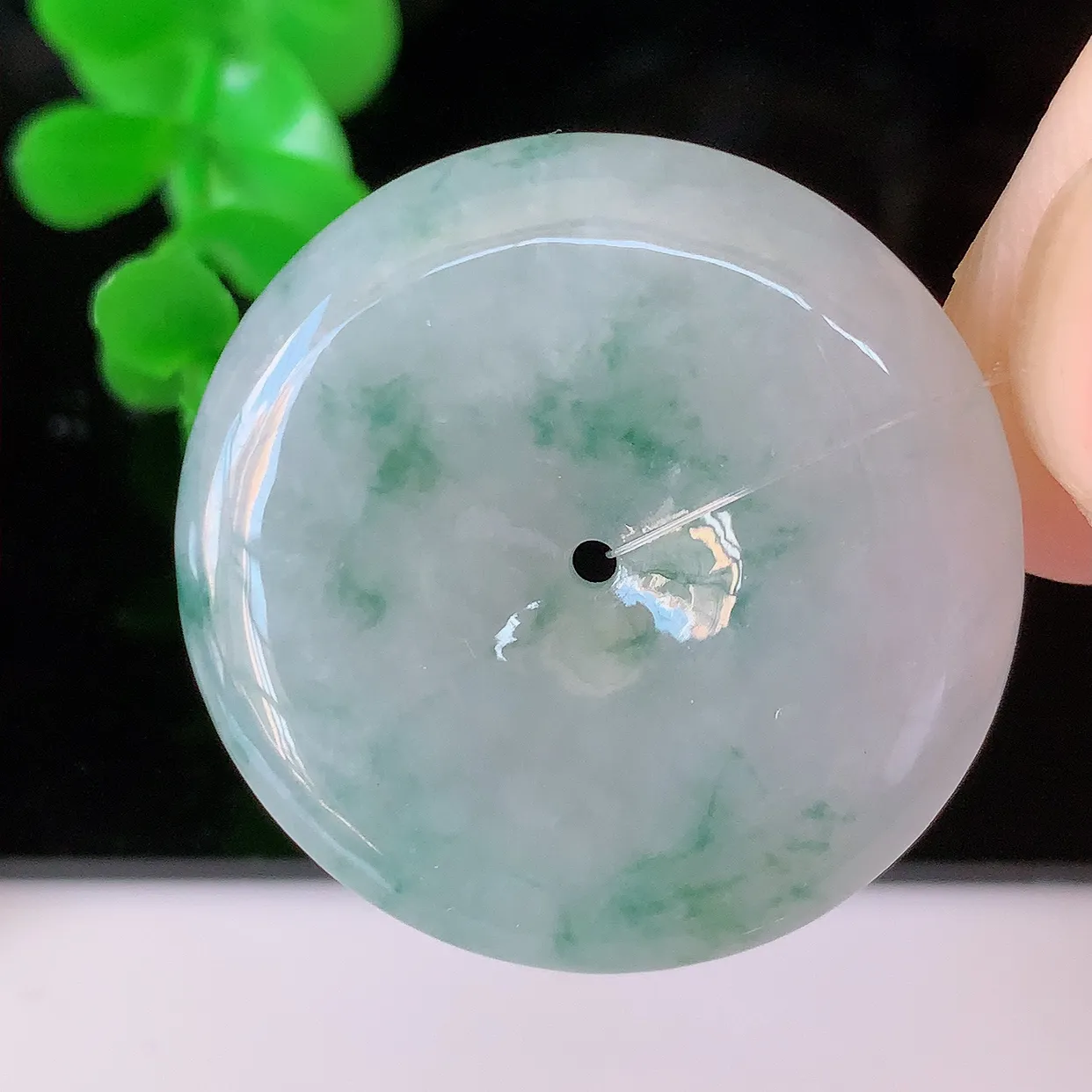 自然光实拍，水润飘花翡翠平安扣吊坠，翠色灵动，玉质细腻，颜色漂亮，品相佳，佩戴佳品！#49.4
