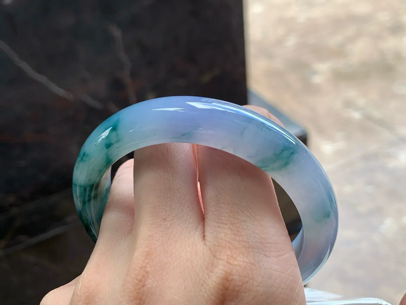 紫罗兰飘花手镯
水润独特 57.5/12.8/9