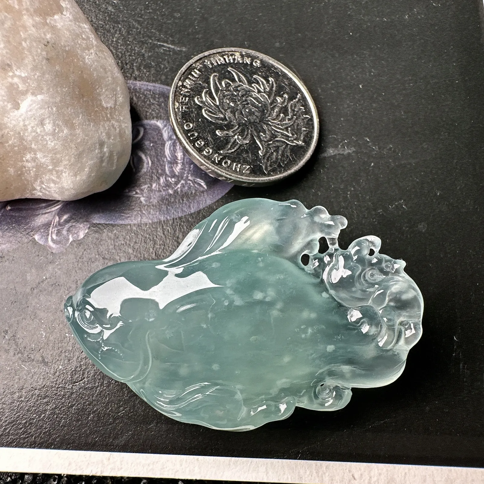 【冰种天空蓝小鱼儿】连年有余，质地不错，纯净细腻，胶感好。雕工精美，寓意好。