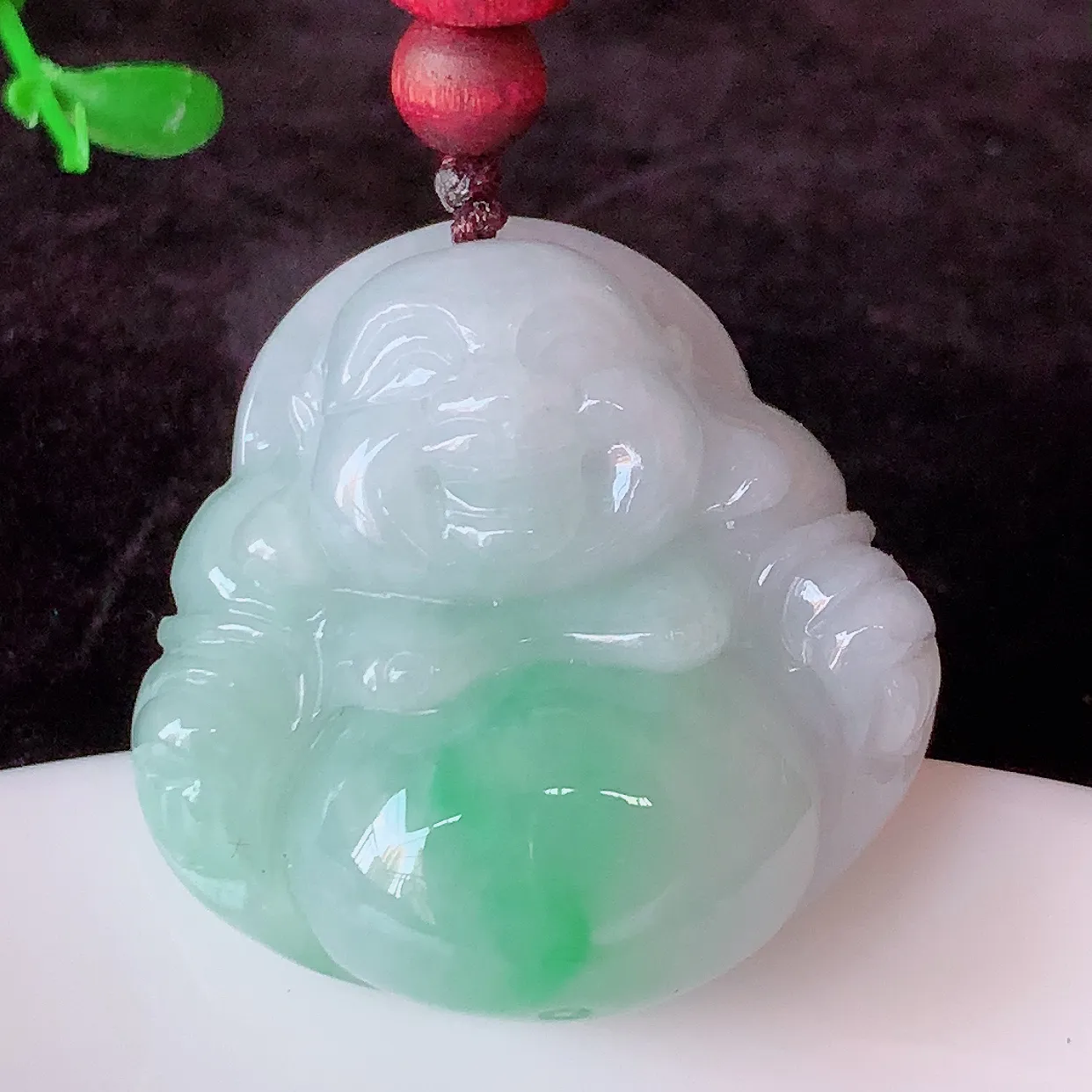 自然光实拍，冰润飘绿佛公吊坠，翡翠开心笑佛，种老水足，颜色漂亮，立体饱满圆润，佩戴效果赞#46.4