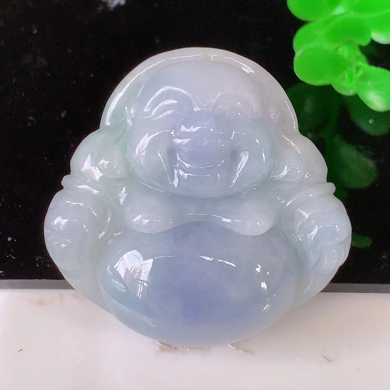 自然光实拍，大件厚装冰润紫罗兰翡翠佛公吊坠，翡翠开心笑佛，种老水足，颜色漂亮，立体饱满圆润，佩戴效果赞#46.4