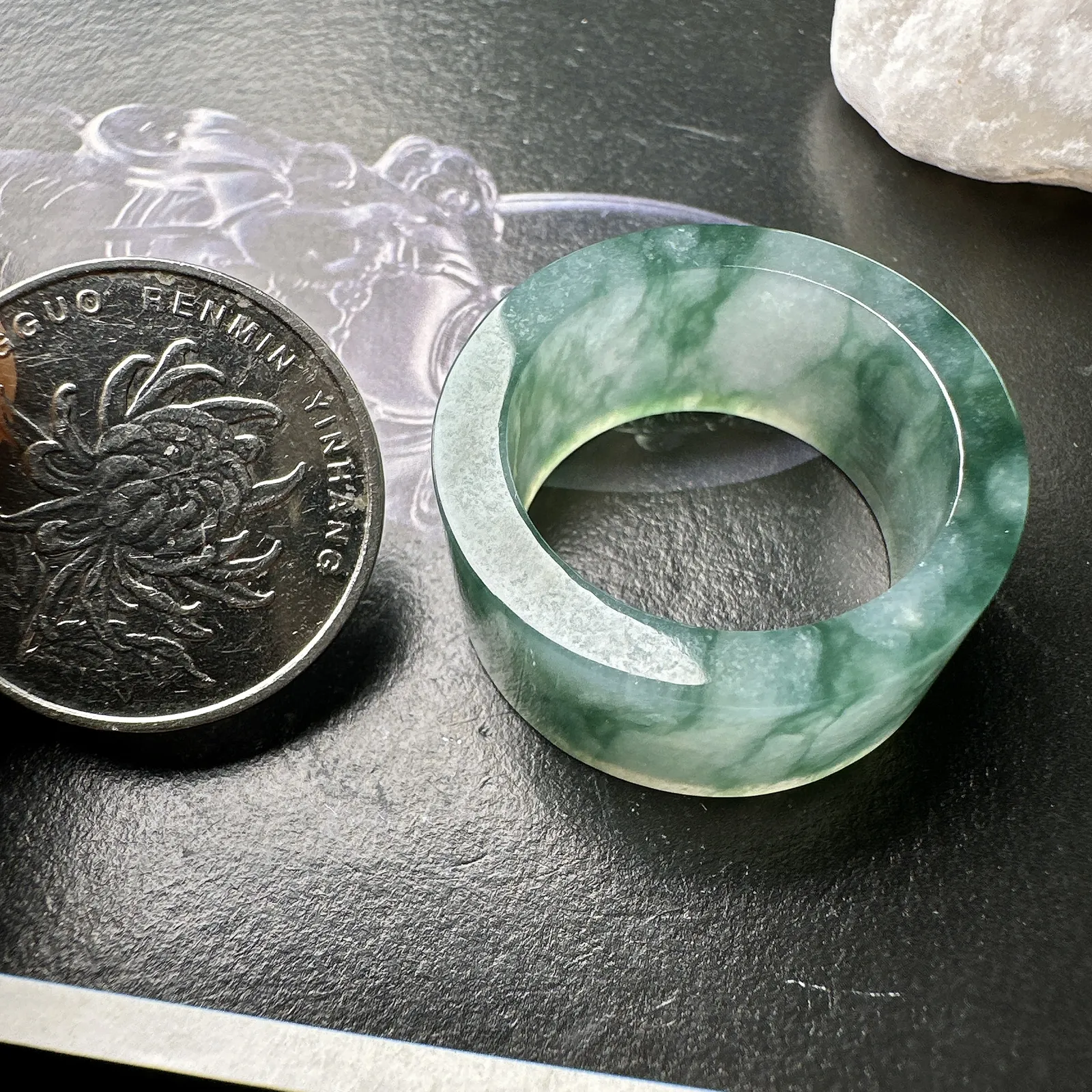 【冰种飘花大扳指】质地非常细腻，晶莹剔透，光泽闪耀，冰感十足