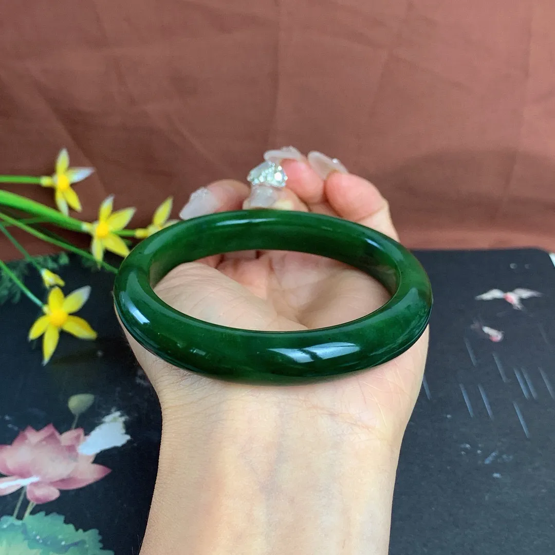 和田玉60圈口菠菜绿碧玉手镯！圈口60宽12玉质细腻油润 底色纯净 无裂无棉 脂粉好，品质高。