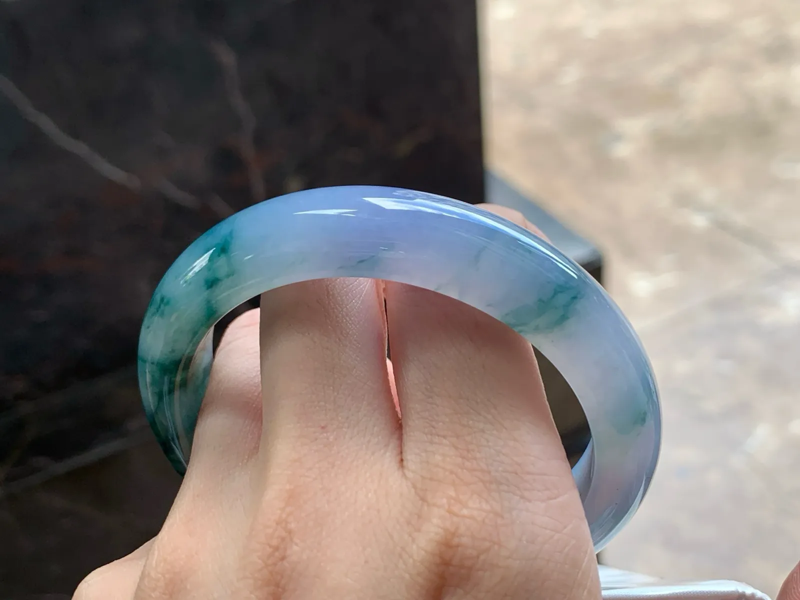 紫罗兰飘花手镯
水润独特 57.5/12.8/9