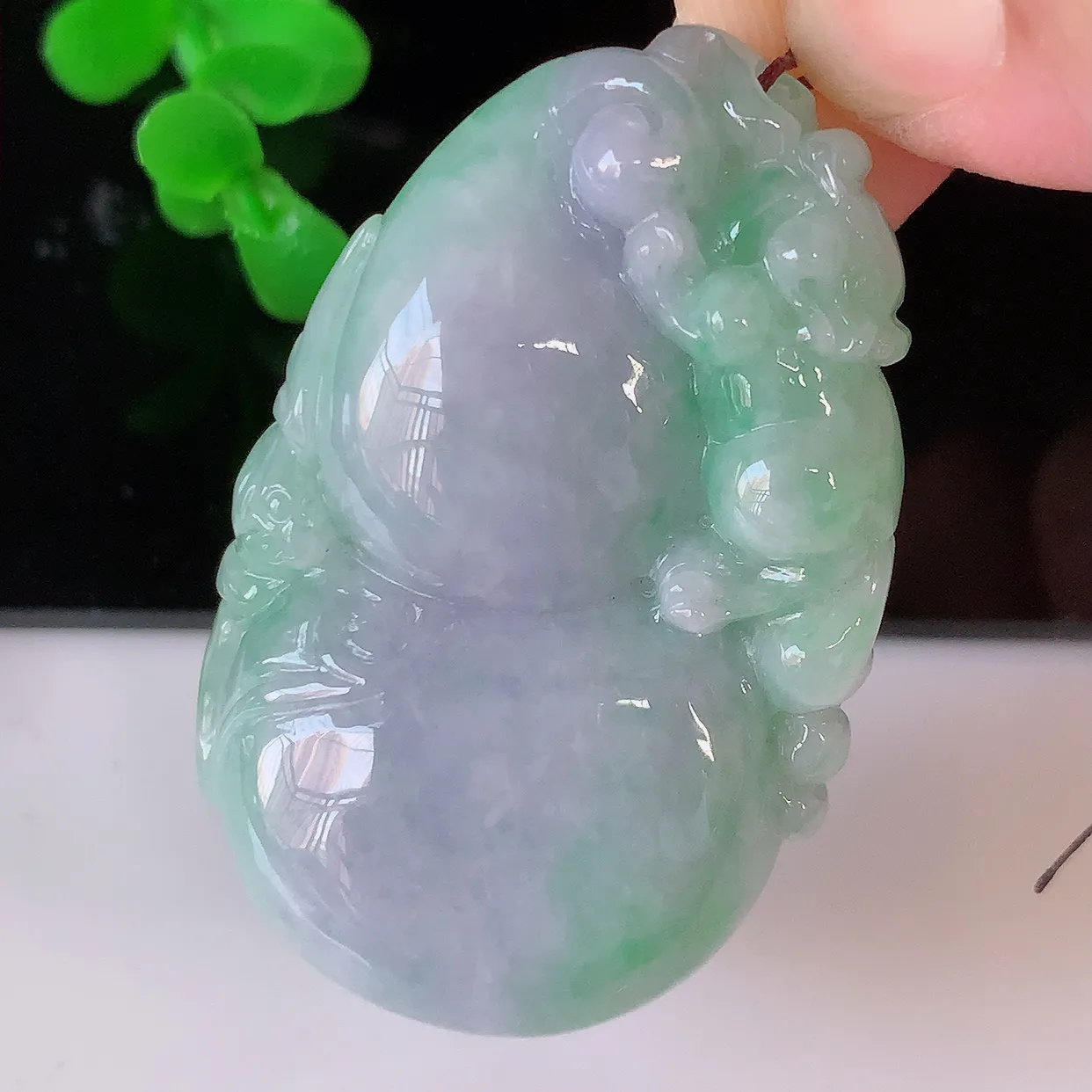 自然光实拍，大件冰润春带彩翡翠葫芦吊坠，葫芦寓意福禄双全，财源滚滚，饱满，清新脱俗，佩戴效果优雅迷人！#05.4