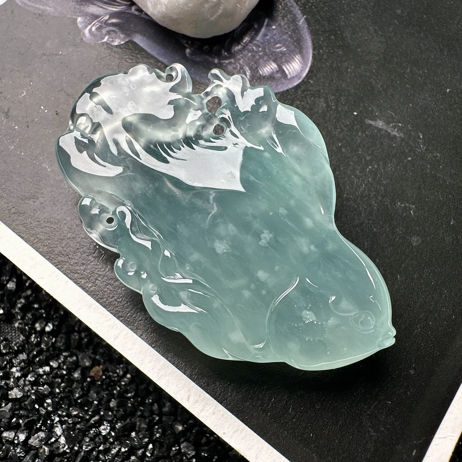 【冰种天空蓝小鱼儿】连年有余，质地不错，纯净细腻，胶感好。雕工精美，寓意好。