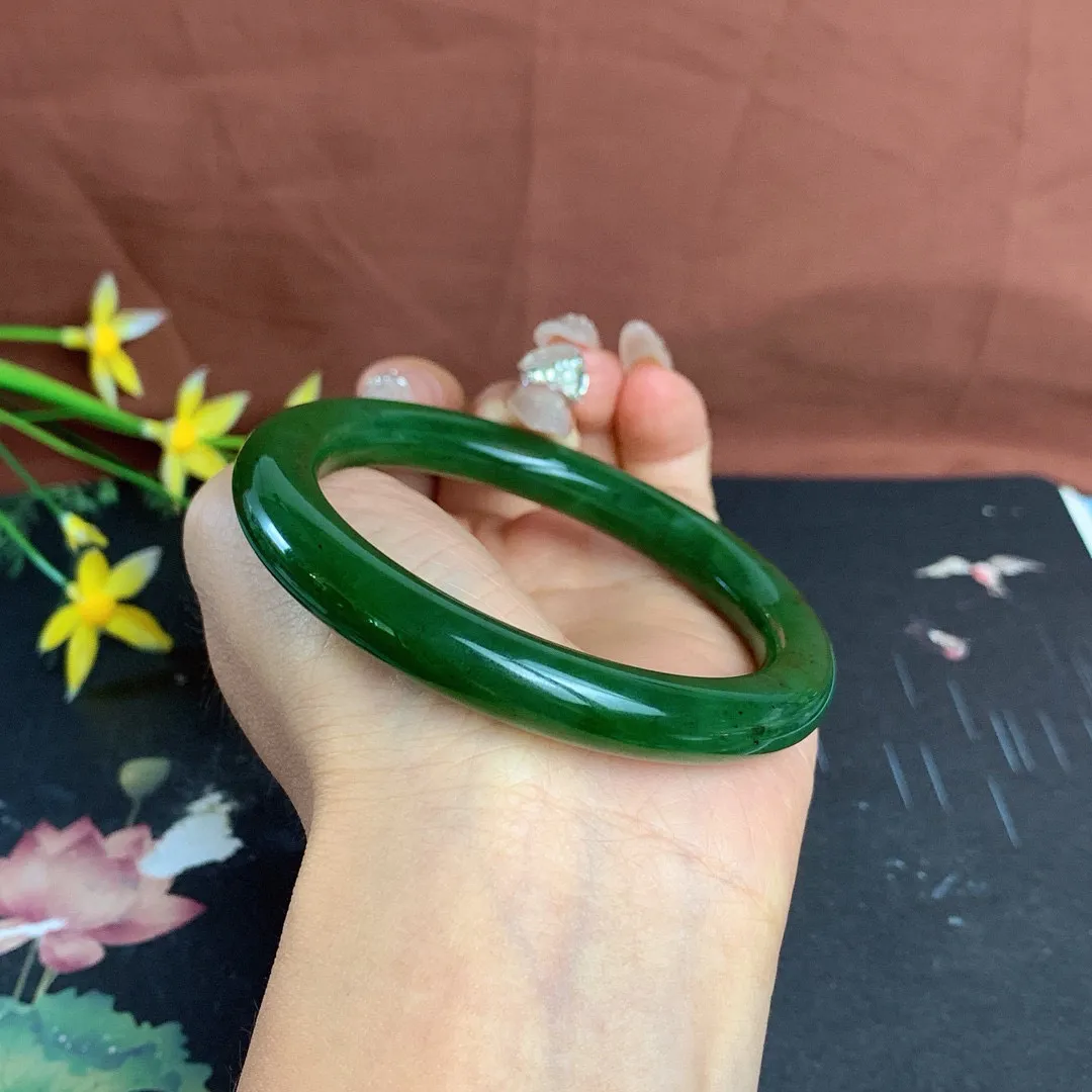和田玉57圈口菠菜绿圆条碧玉手镯！圈口57宽9玉质细腻油润 底色纯净 无裂无棉 脂粉好，品质高。