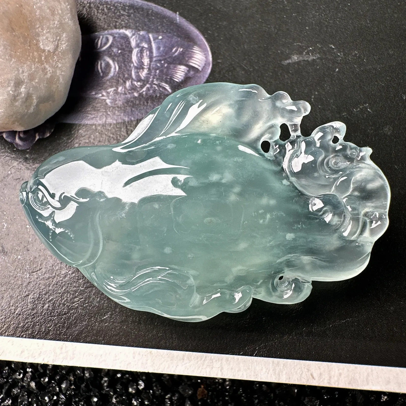 【冰种天空蓝小鱼儿】连年有余，质地不错，纯净细腻，胶感好。雕工精美，寓意好。