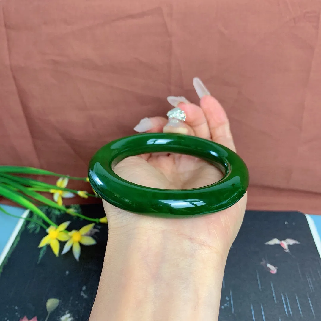 臻品，和田玉55圈口鲜菠菜绿肥圆条碧玉手镯！圈口55宽12.2玉质细腻油润 底色纯净 无裂无杂 脂粉好，品质高。
