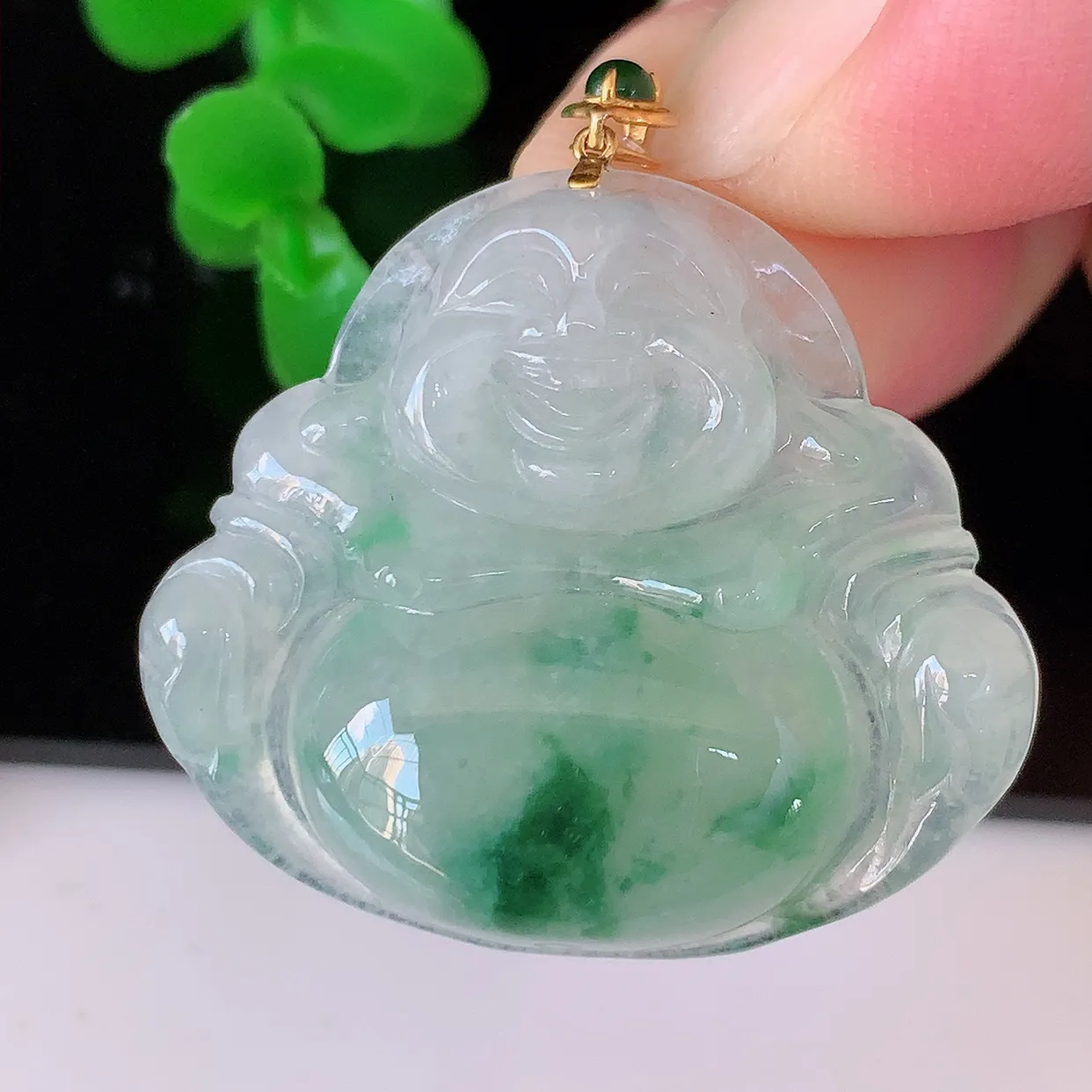 自然光实拍，18K金镶嵌冰种飘花翡翠佛公吊坠，冰透饱满， 佛公亦保平安，寓意有福（佛公）相伴，品相佳