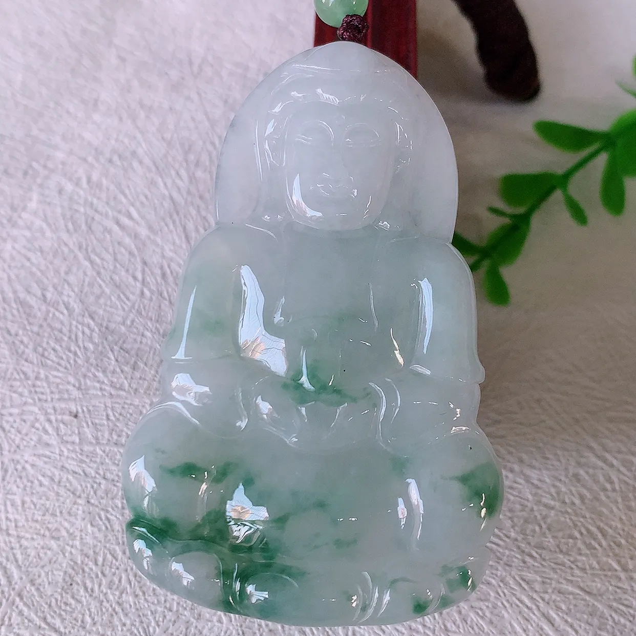 自然光实拍，大件冰飘花观音吊坠，赐福翡翠观音，翠绿迷人，观音面相端庄，佩戴时尚出众！#46.4
