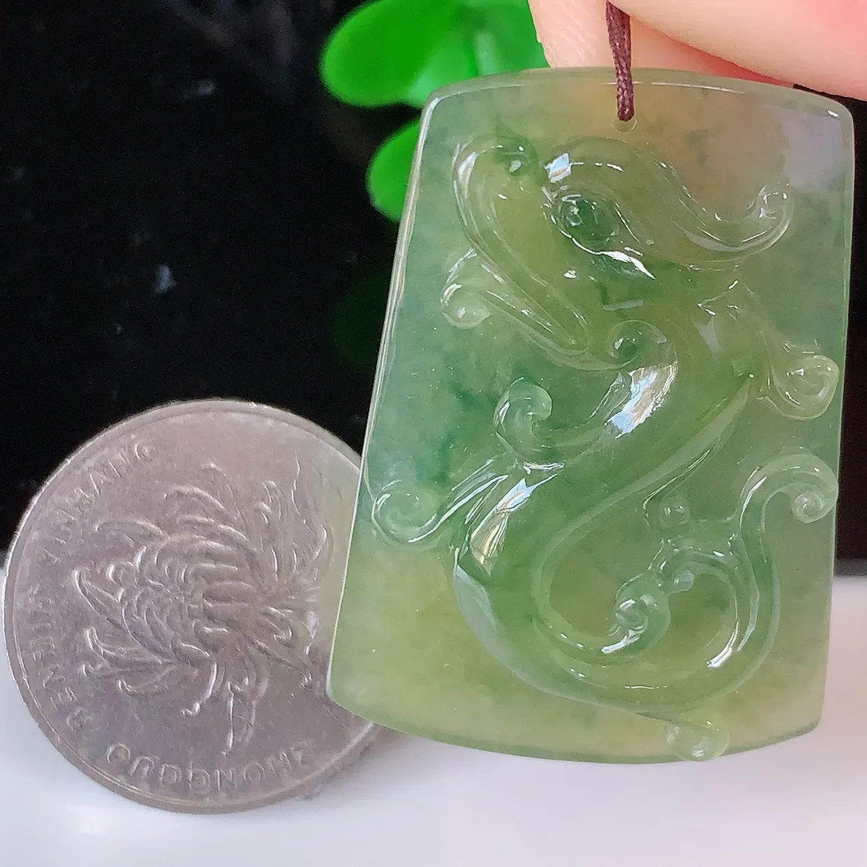 自然光实拍，精雕冰种黄加绿翡翠龙牌吊坠，龙行天下，雕工立体精湛，翡翠龙牌，种老水足，配戴霸气时尚，值得收藏!#81.4