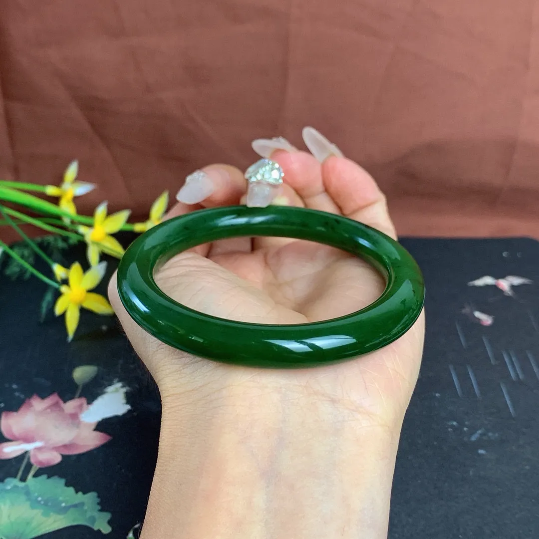 和田玉56.5圈口菠菜绿圆条碧玉手镯！圈口56.5宽9.2玉质细腻油润 底色纯净 无裂无棉 脂粉好，